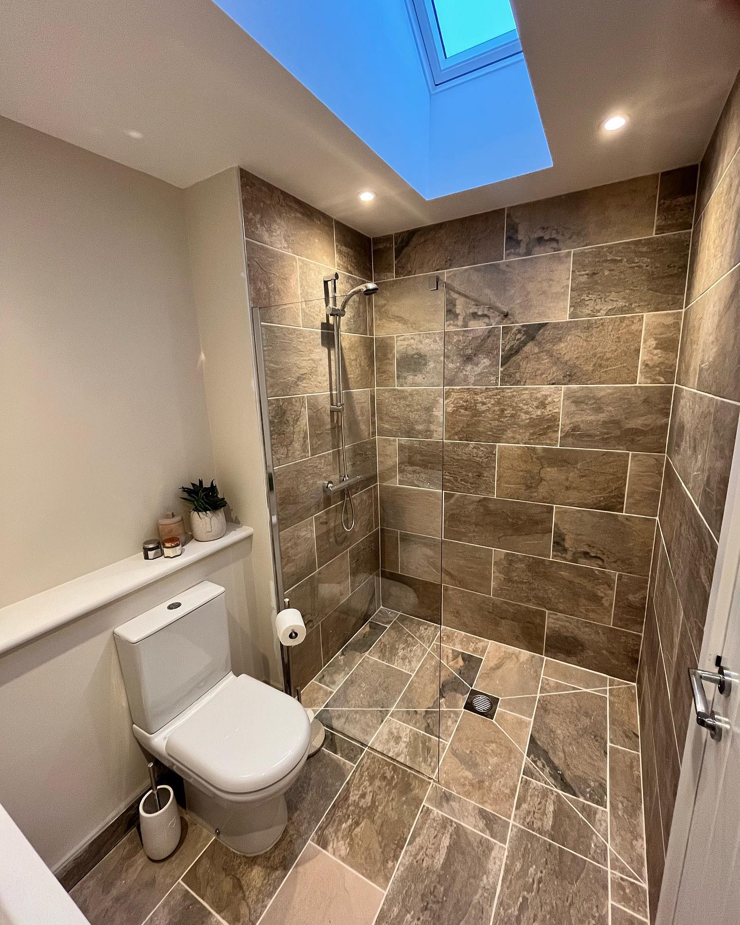 Accessible wet room with linear drain